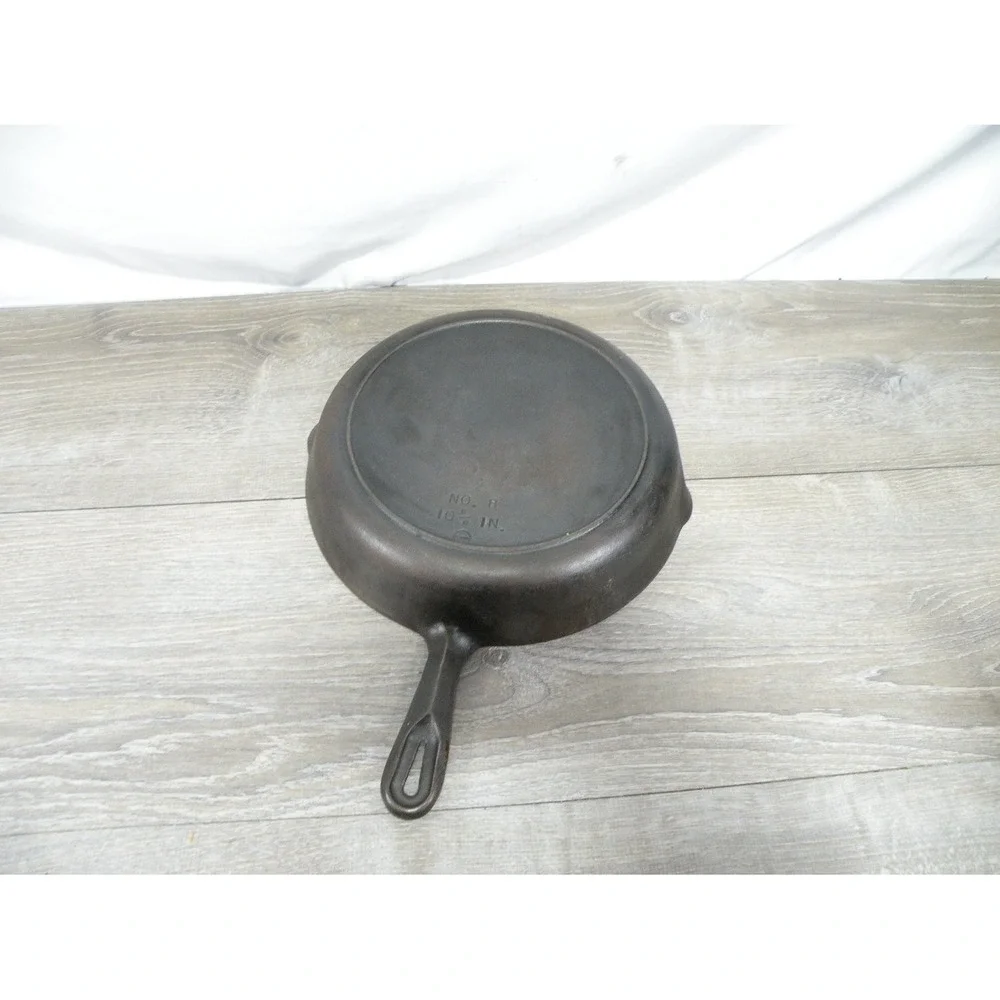 Cast Iron Skillet No. 8 Black Flat Cooking Surface Dual Pour Spouts